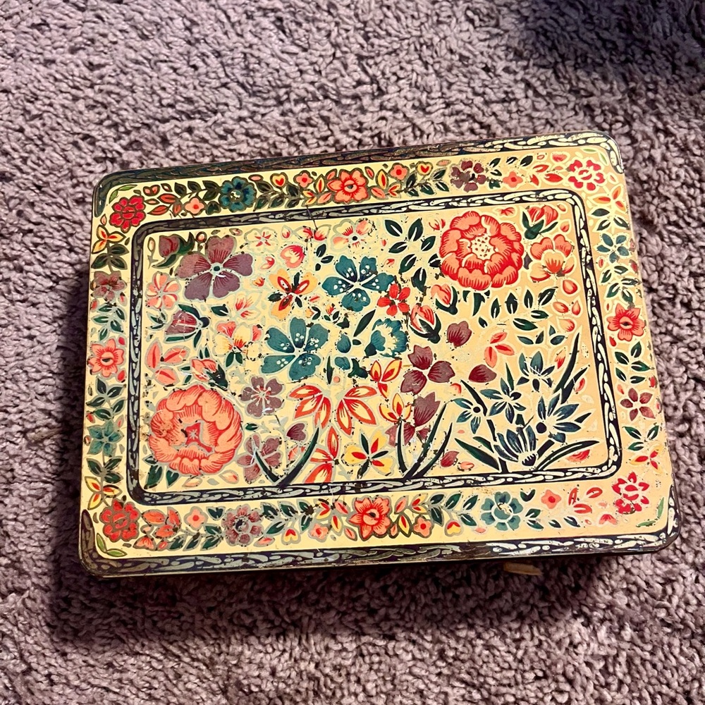 Vintage Floral Tin - Reserved for best SIL everrr: Lisa
